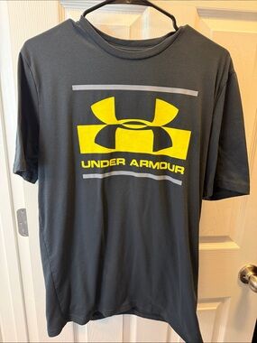 Under Armour Men’s Charcoal Gray Short Sleeve Tee with Yellow Logo